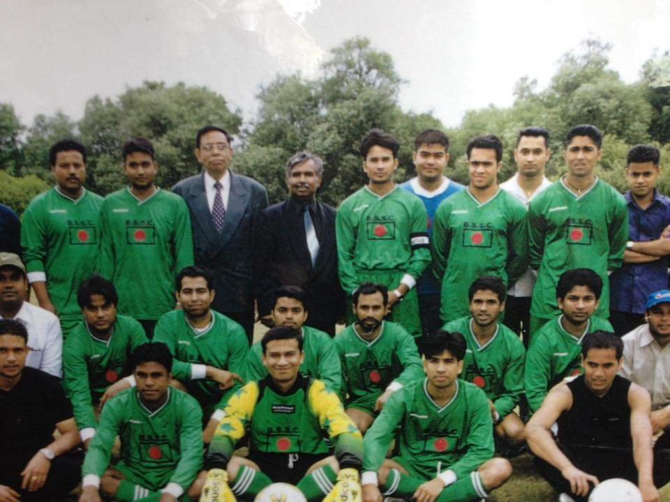Salisbury Bangladeshi football team in green kits gathered for a team photograph